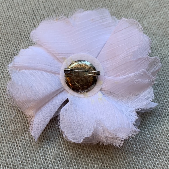 VINTAGE - Flower Brooch - made from layers of delicate fabric and beads - Picture 4 of 6